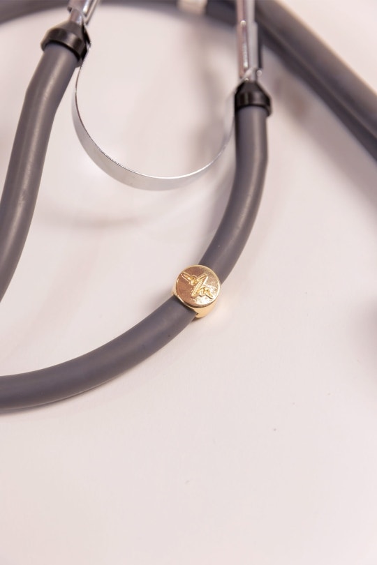 Charm Para Estetoscópio Batimento - Dourado