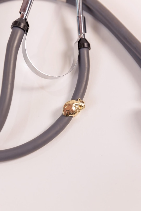 Charm Para Estetoscópio Coração - Dourado