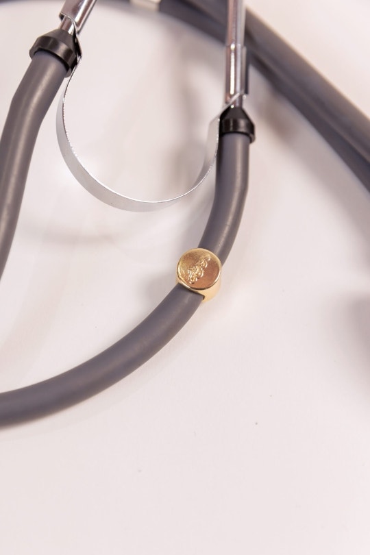 Charm Para Estetoscópio Medicina - Dourado