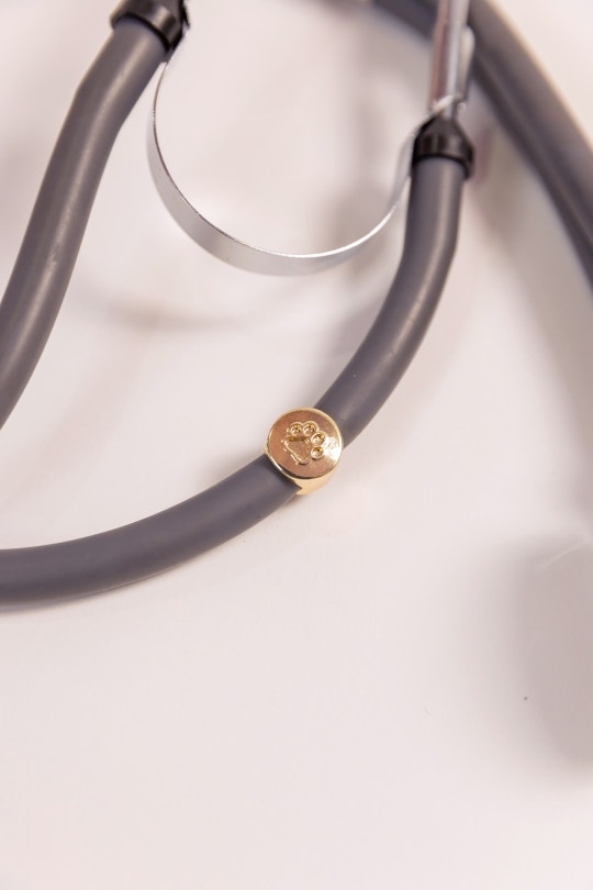 Charm Para Estetoscópio Patinha - Dourado