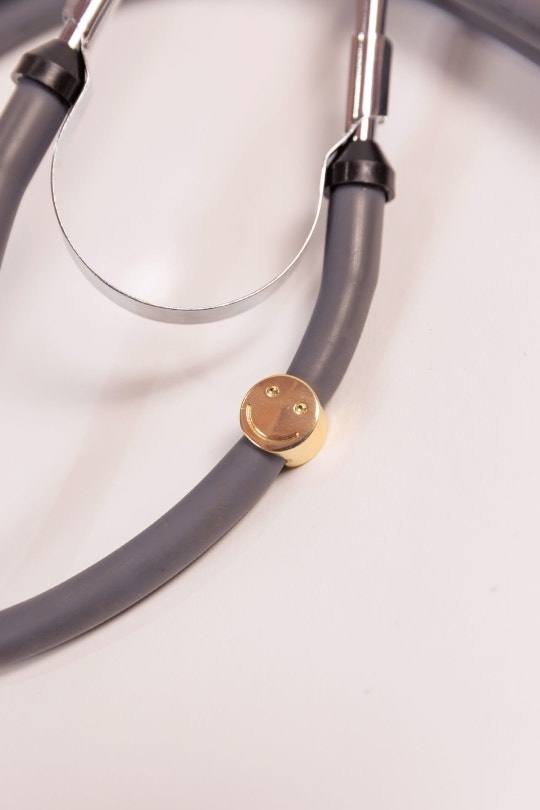 Charm Para Estetoscópio Smile - Dourado